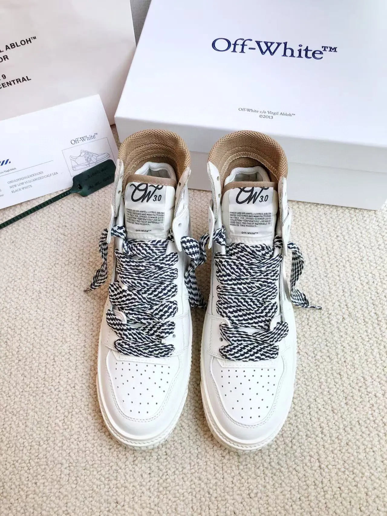 Men's shoes💰620 OFF WHITE ⚡️Couple style⚡️🍓New color🍓 The latest spring model of Gaobang street casual Martin style masterpiece, released the highest quality version on the market 👊 Series original mold opening, original lasting, production technology 1:1 original ➰🔜The best choice for more and more celebrities and Internet celebrities🔸In the classics Changes in the code🔸Innovate in the trend🔸Strive to break away from the shackles of bad street design🔝Although he is not the originator of fashion design, he is definitely a shining dark horse in avant-garde design🐴🆙Do not follow the trend🔅Not universal beauty🔅 Fabric💯First-layer cowhide Lining💯Imported skin-friendly and environmentally friendly polyester mesh Foot pads💯Original molded high-elastic environmentally friendly molding pads Midsole💯Original sleeve lasting process Outsole💯Rubber outsole Packaging💯Official website synchronizes a full set of packaging (brand wrapping paper, brand certificate, brand bag) code number 35-44, 45 customized
